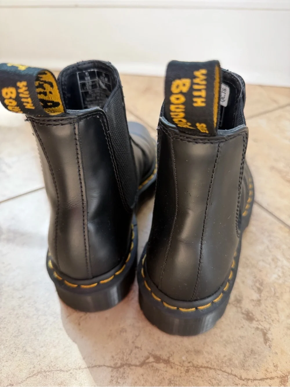 Unisex Dr. Martens Black Leather Slip Resistant Chelsea Boots. SIZE 6M 7W